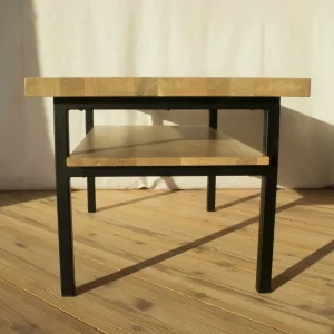 Masivní dřevěný stolek s kovovou podnoží ALKOR