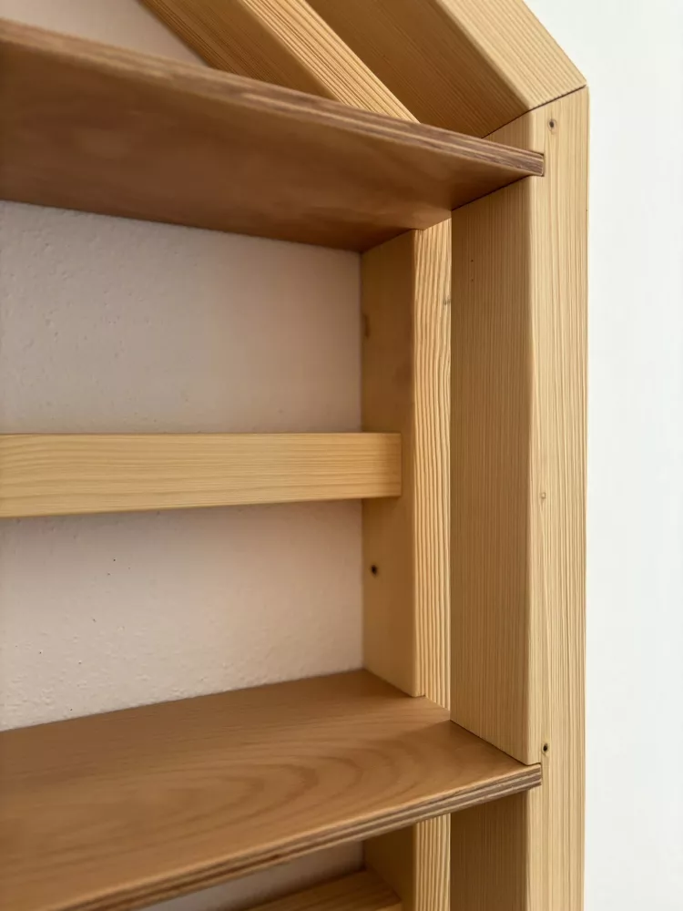 Dětská domečková knihovna z masivu